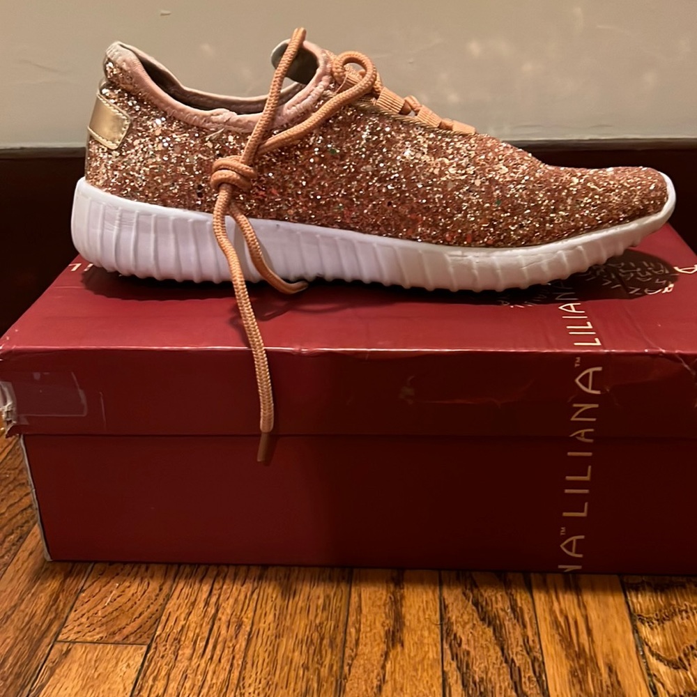 They are sparkly rose gold size 9 shoes.